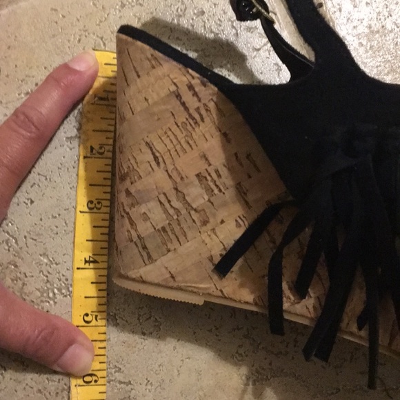 Blk fringe wedge sandals NWOT - Picture 4 of 5